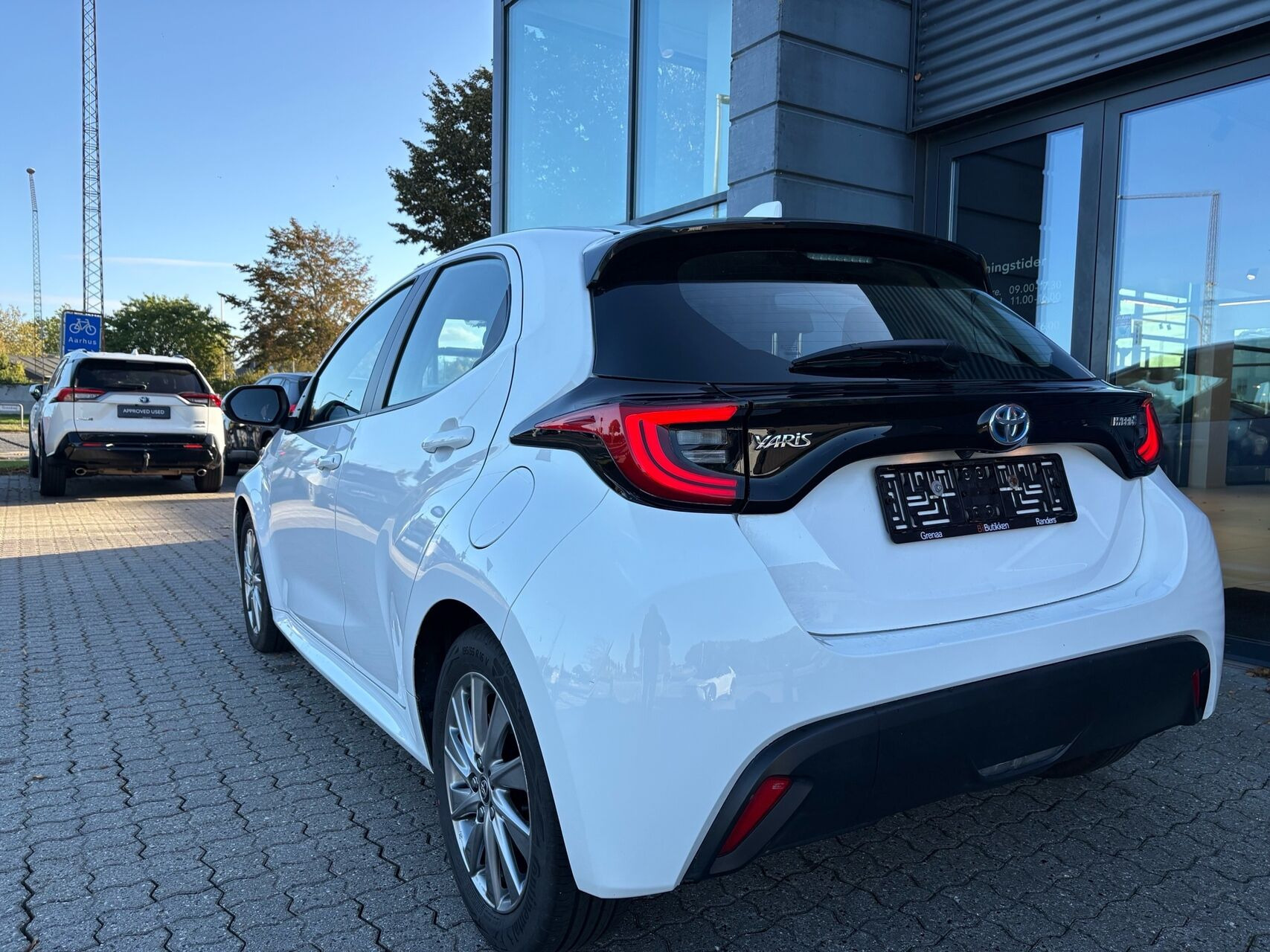 Hvid Toyota Yaris fra 2023