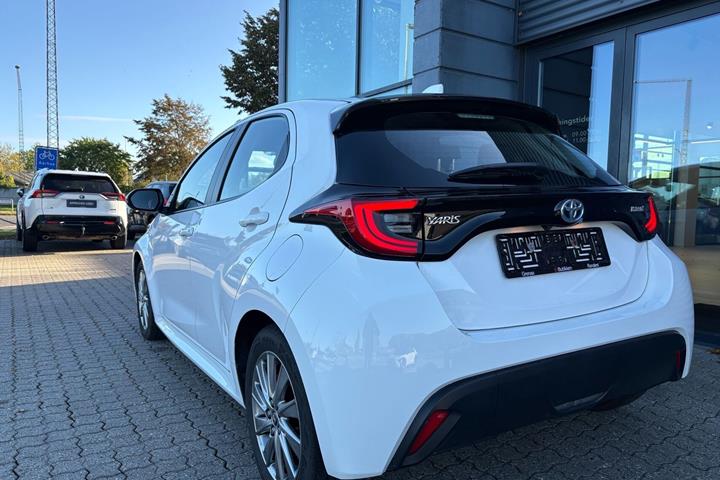 Hvid Toyota Yaris fra 2023