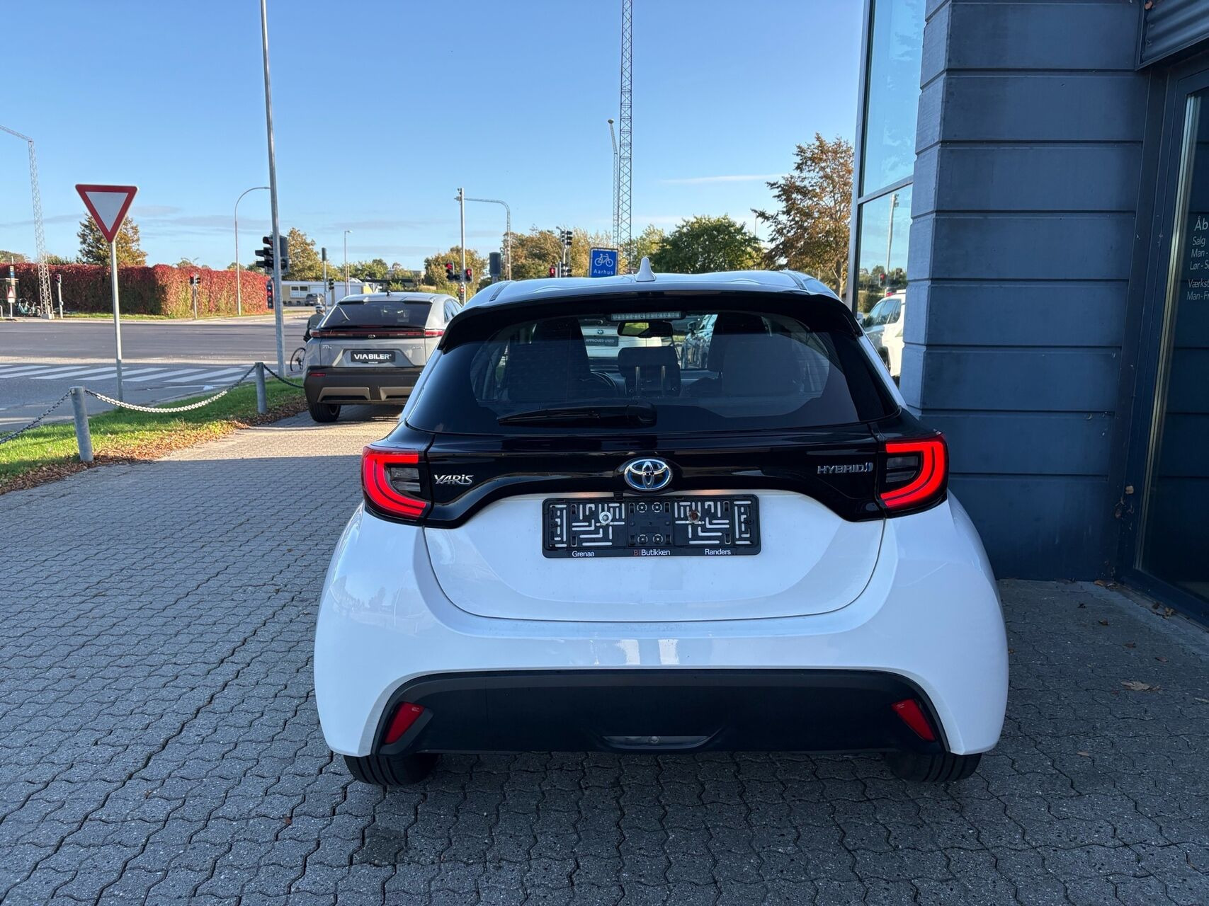 Hvid Toyota Yaris fra 2023