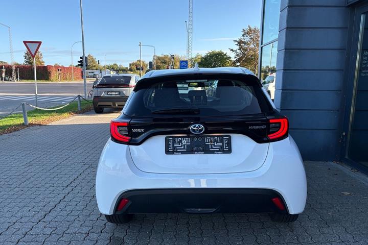 Hvid Toyota Yaris fra 2023