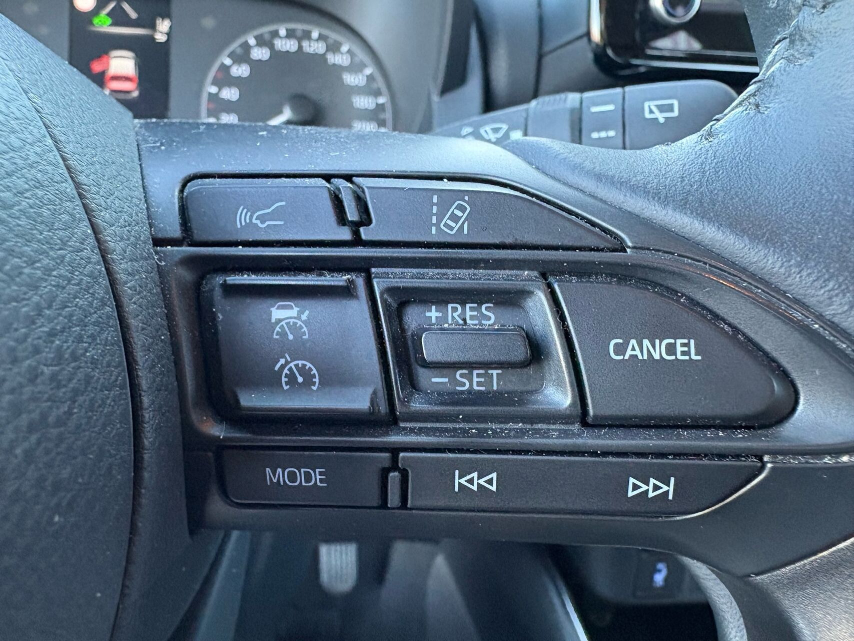 Hvid Toyota Yaris fra 2023