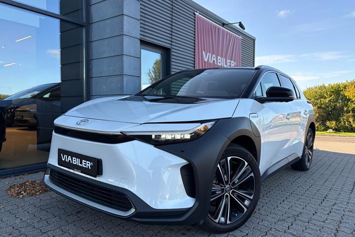 Hvid Toyota BZ4X fra 2023