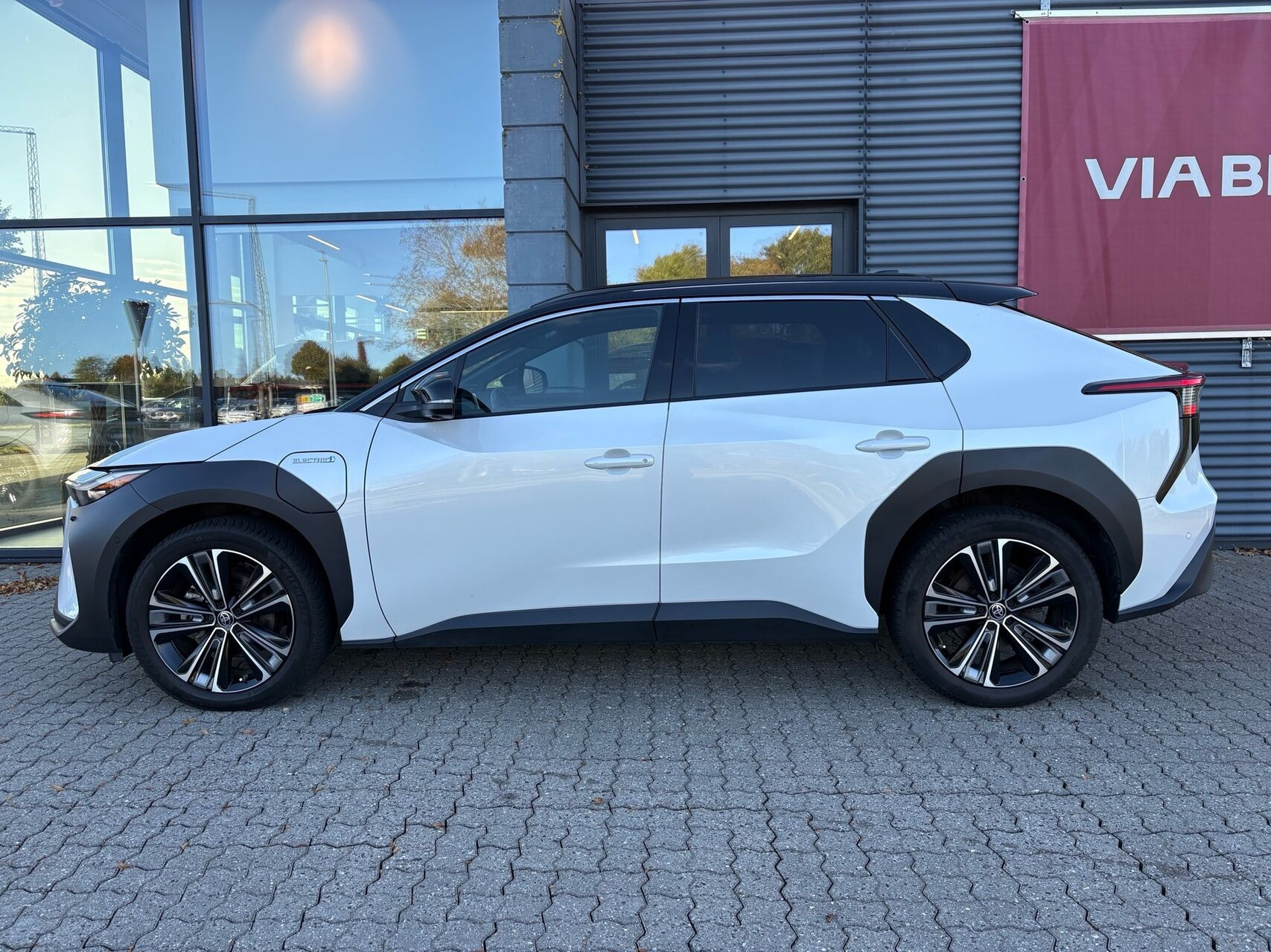 Hvid Toyota BZ4X fra 2023