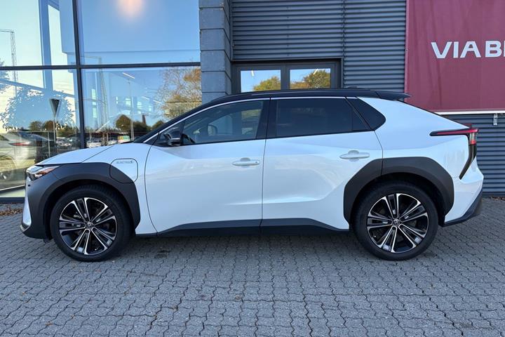 Hvid Toyota BZ4X fra 2023