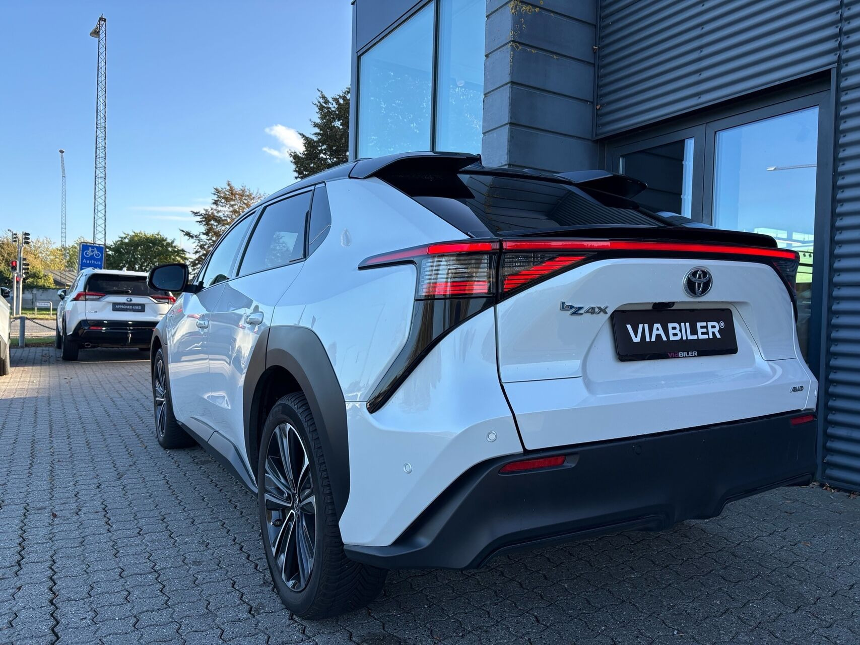 Hvid Toyota BZ4X fra 2023