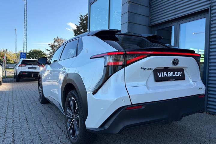 Hvid Toyota BZ4X fra 2023