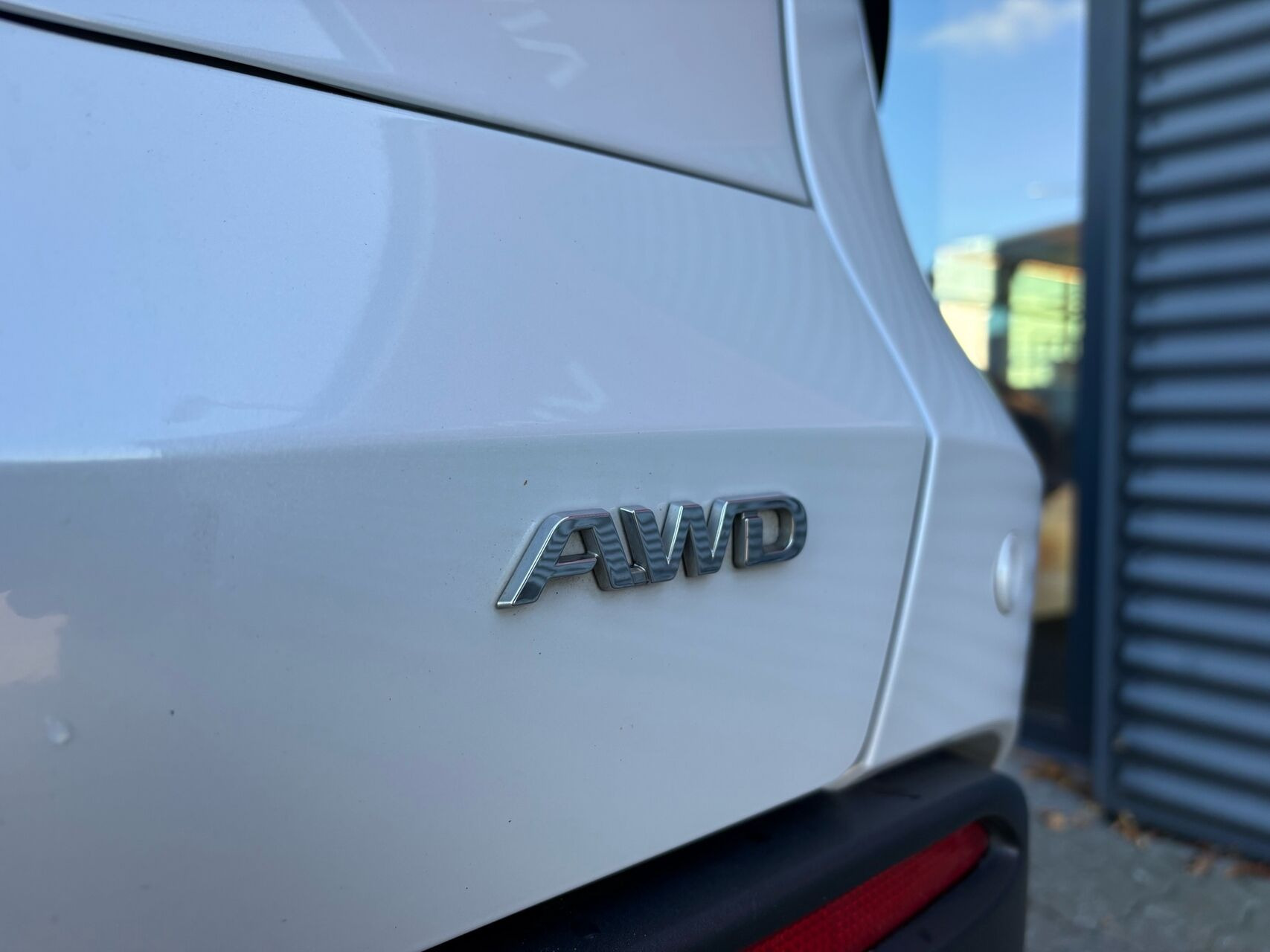 Hvid Toyota BZ4X fra 2023