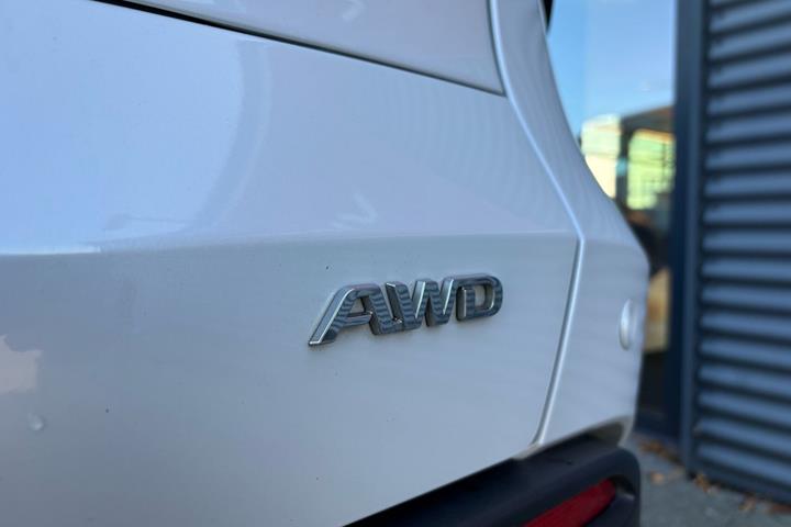 Hvid Toyota BZ4X fra 2023