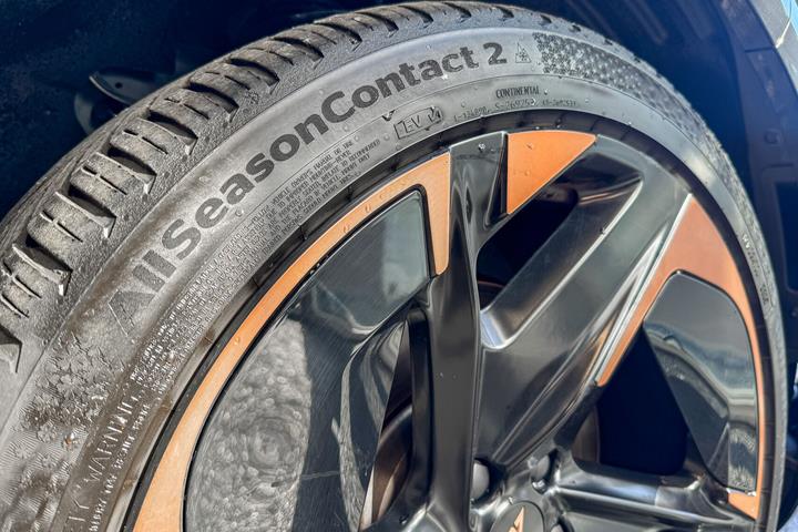 Blå Cupra Tavascan fra 2025