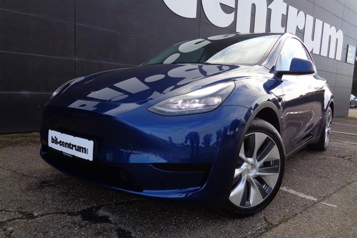 Blå Tesla Model Y fra 2023