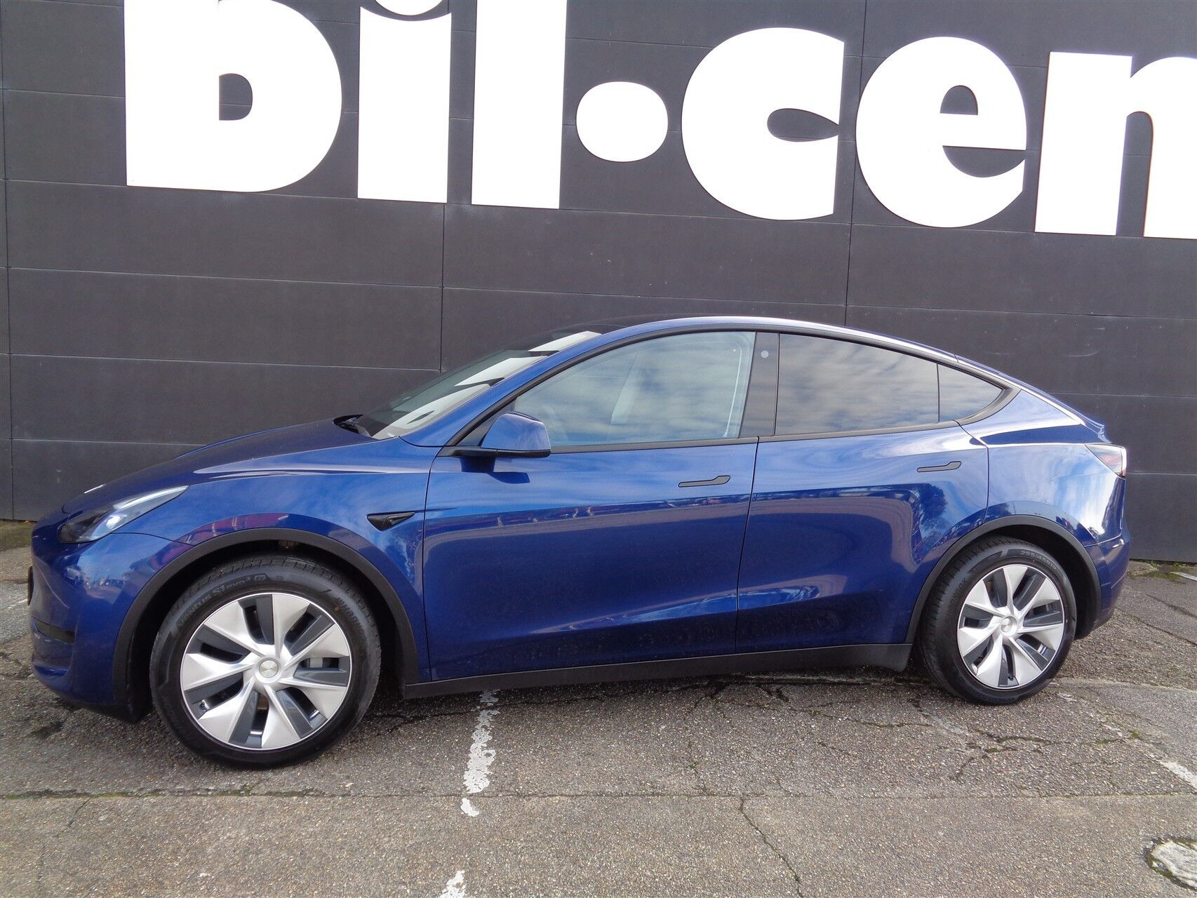 Blå Tesla Model Y fra 2023