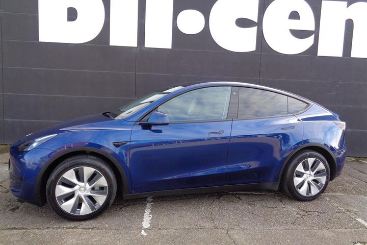 Blå Tesla Model Y fra 2023