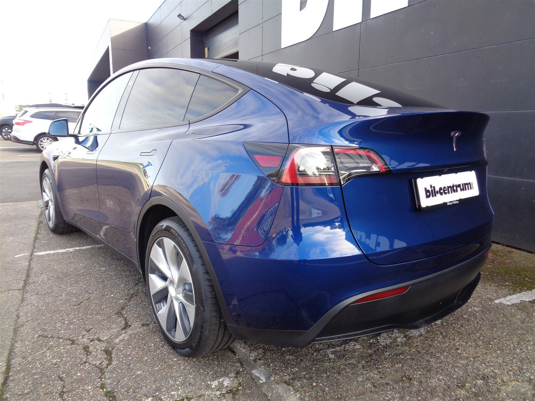 Blå Tesla Model Y fra 2023