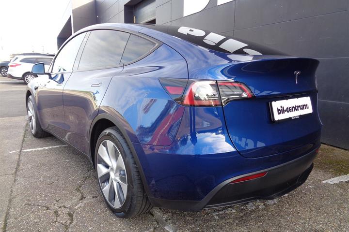 Blå Tesla Model Y fra 2023