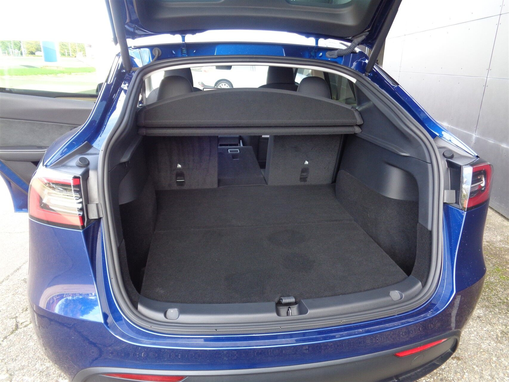 Blå Tesla Model Y fra 2023
