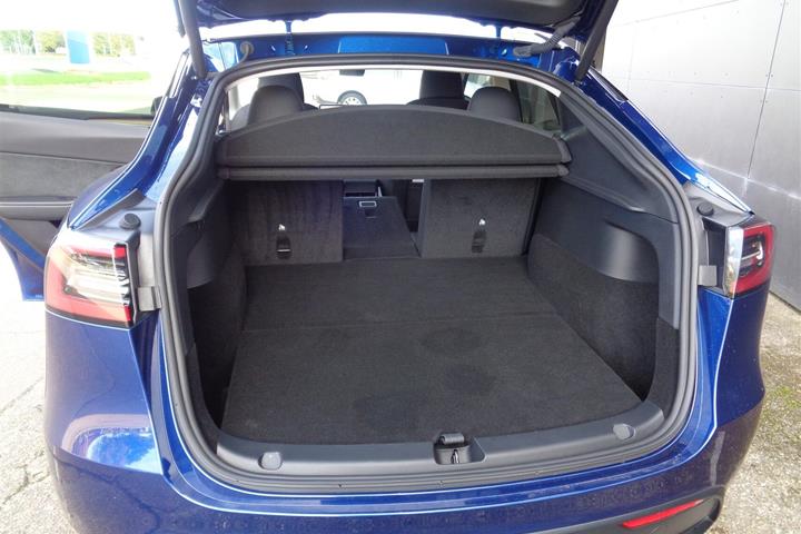 Blå Tesla Model Y fra 2023