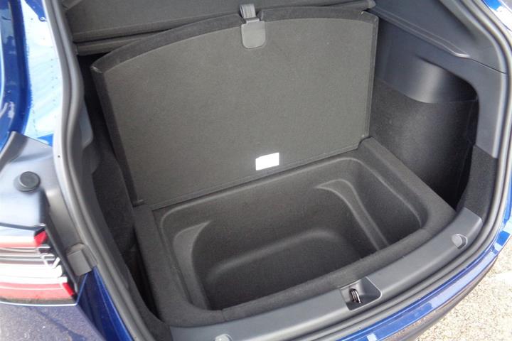 Blå Tesla Model Y fra 2023