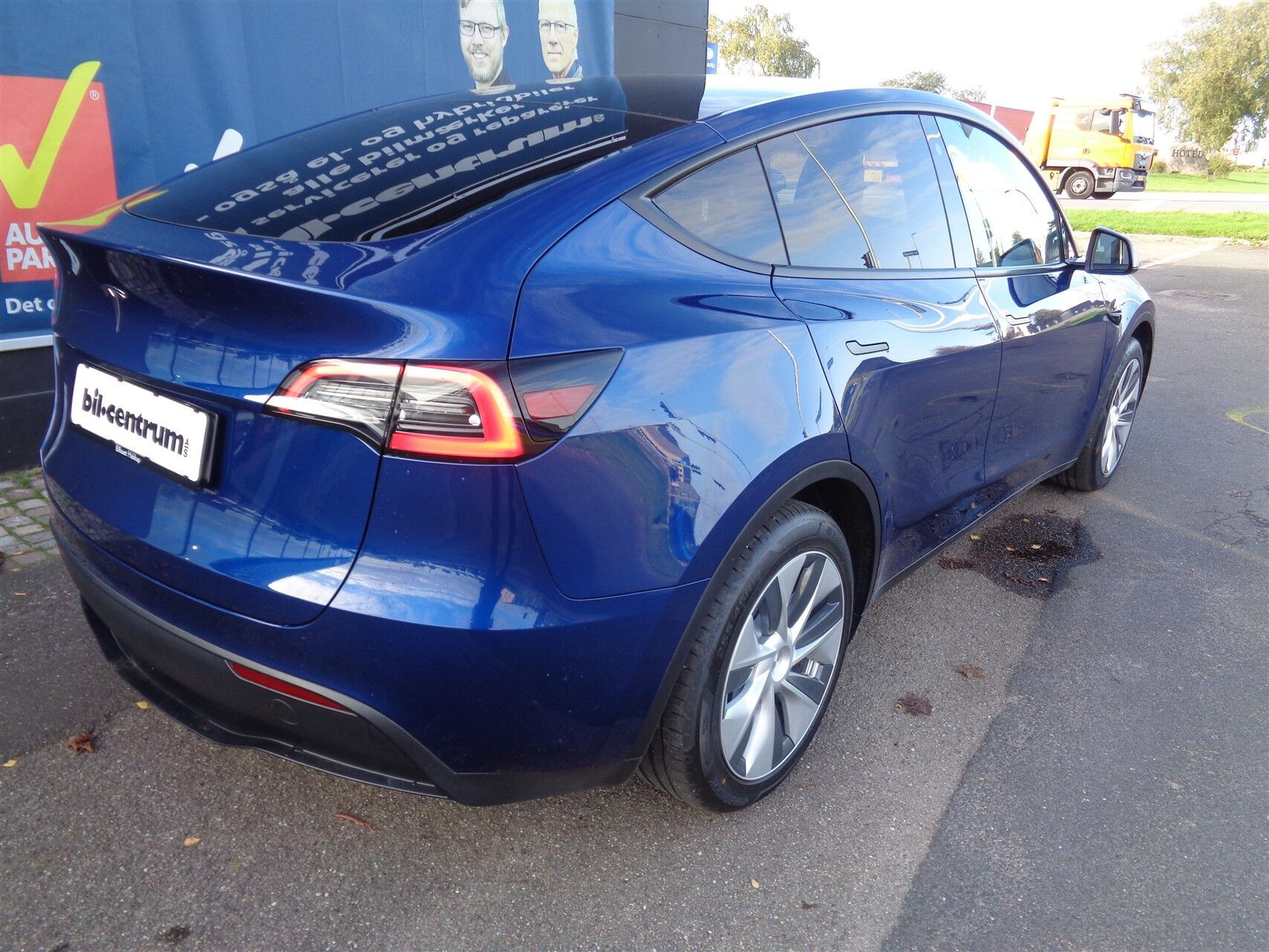 Blå Tesla Model Y fra 2023