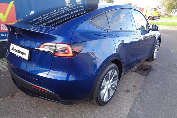 Blå Tesla Model Y fra 2023