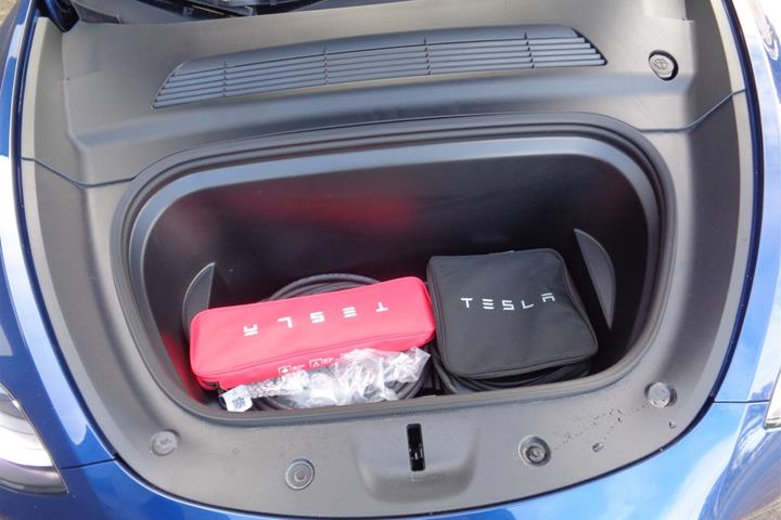 Blå Tesla Model Y fra 2023