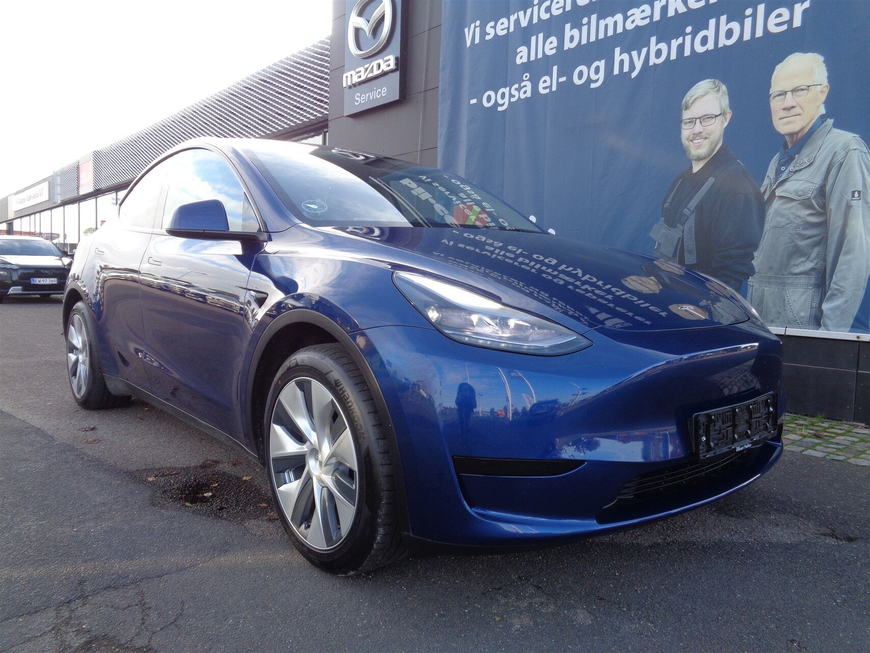Blå Tesla Model Y fra 2023