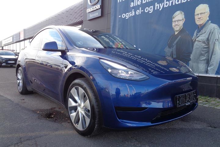Blå Tesla Model Y fra 2023