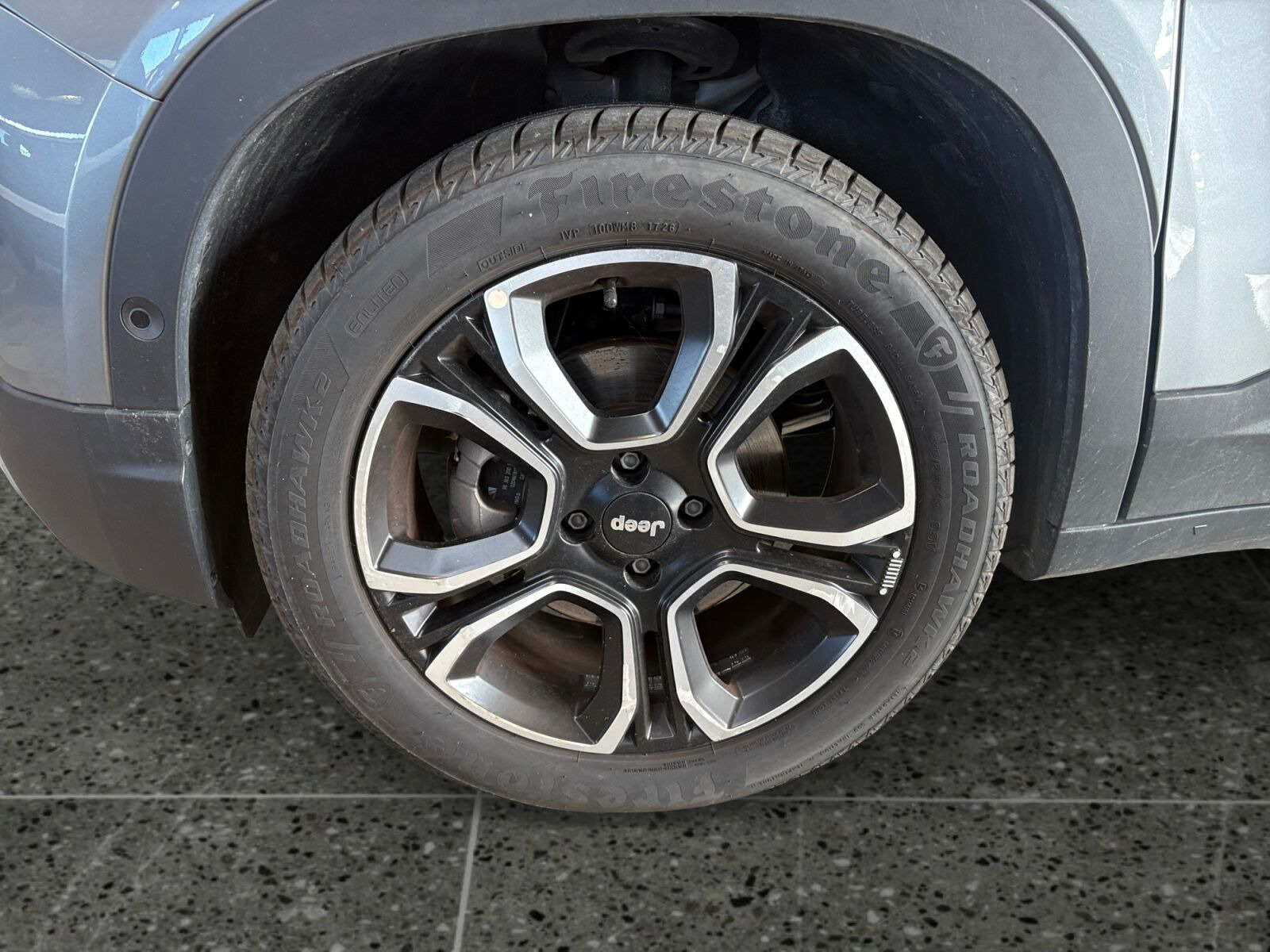 Grå Jeep Avenger fra 2025