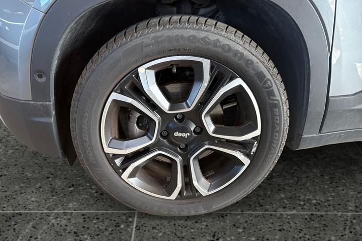 Grå Jeep Avenger fra 2025