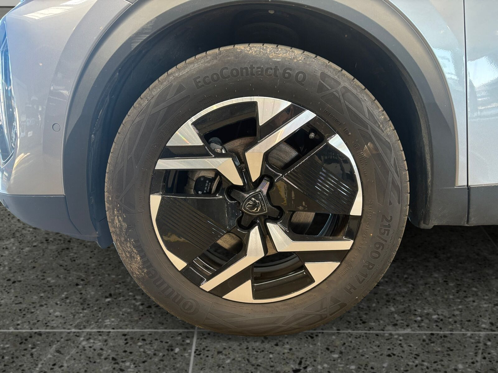 Grå Peugeot e-2008 fra 2025