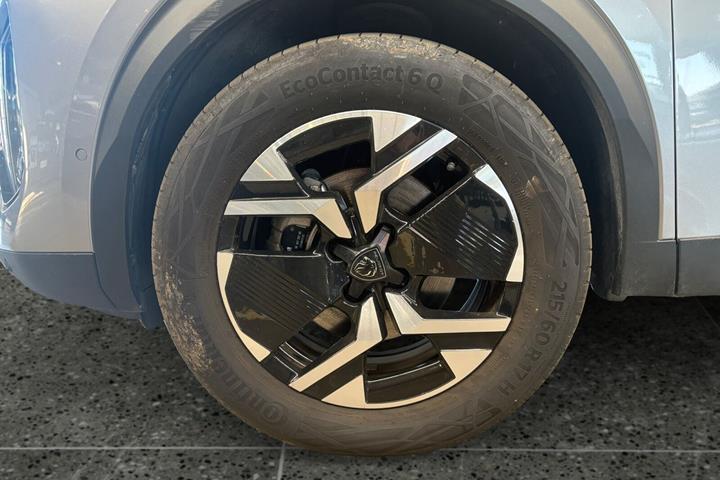 Grå Peugeot e-2008 fra 2025