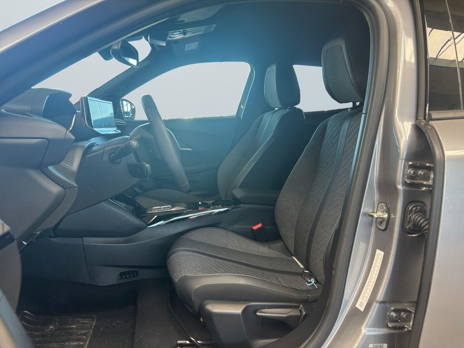 Grå Peugeot e-2008 fra 2025