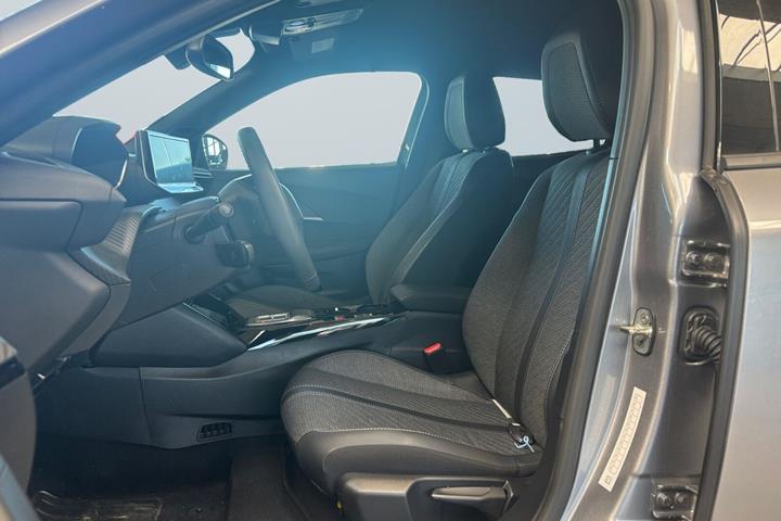 Grå Peugeot e-2008 fra 2025