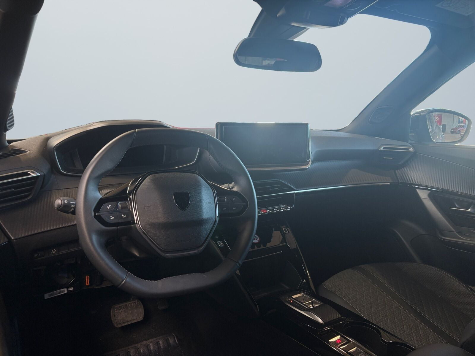 Grå Peugeot e-2008 fra 2025