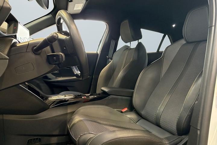 Hvid Peugeot e-2008 fra 2025