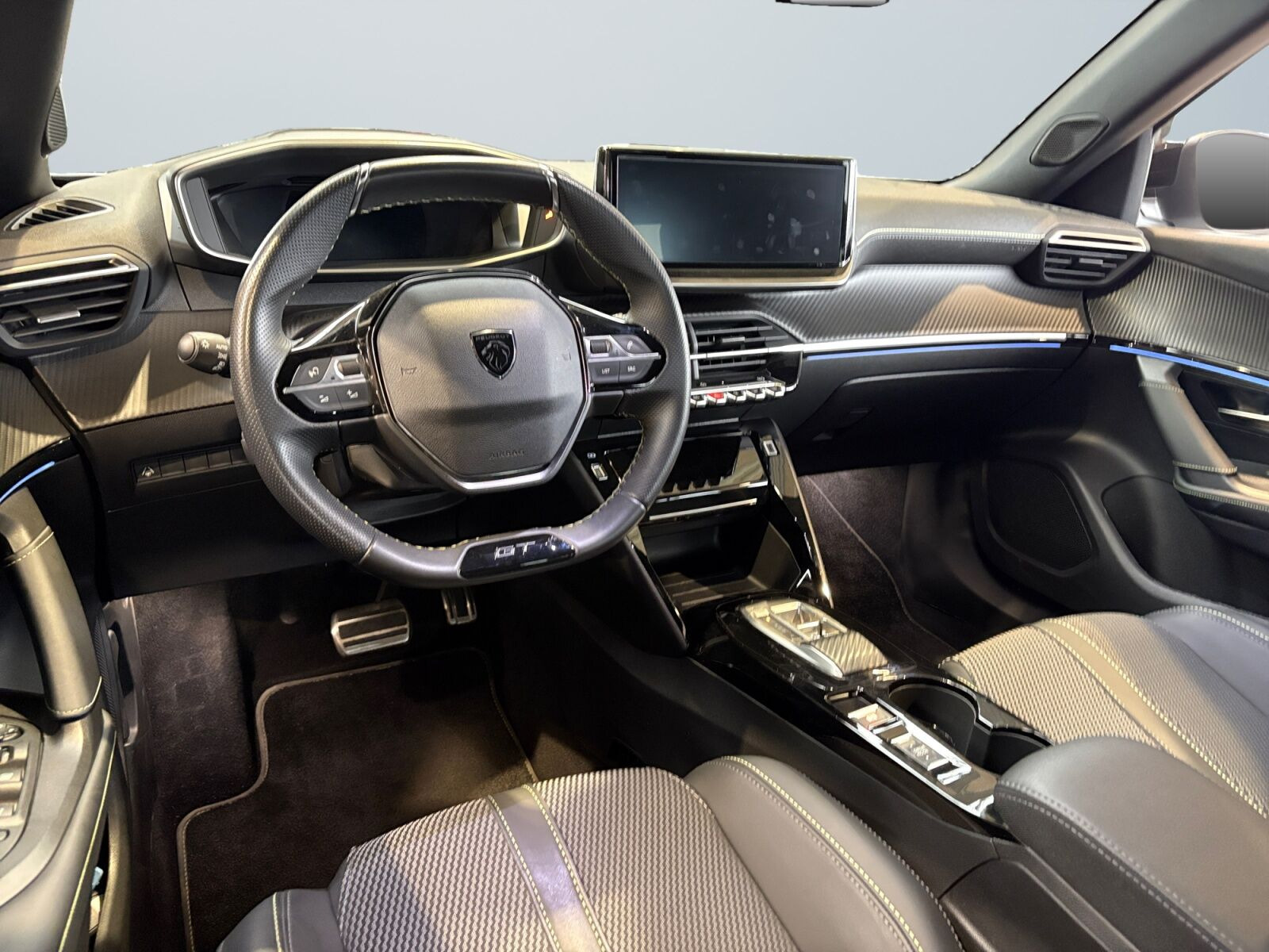 Hvid Peugeot e-2008 fra 2025