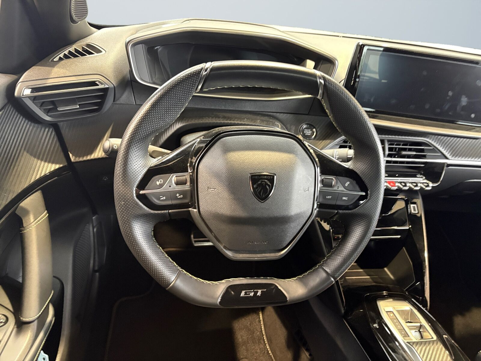 Hvid Peugeot e-2008 fra 2025