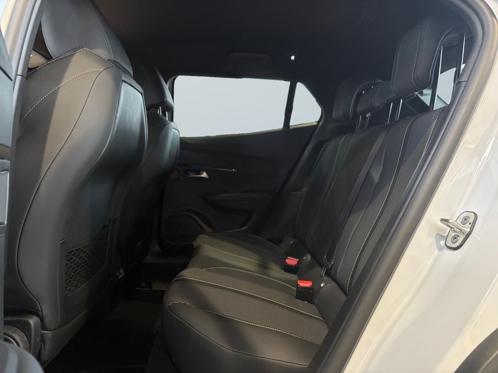 Hvid Peugeot e-2008 fra 2025