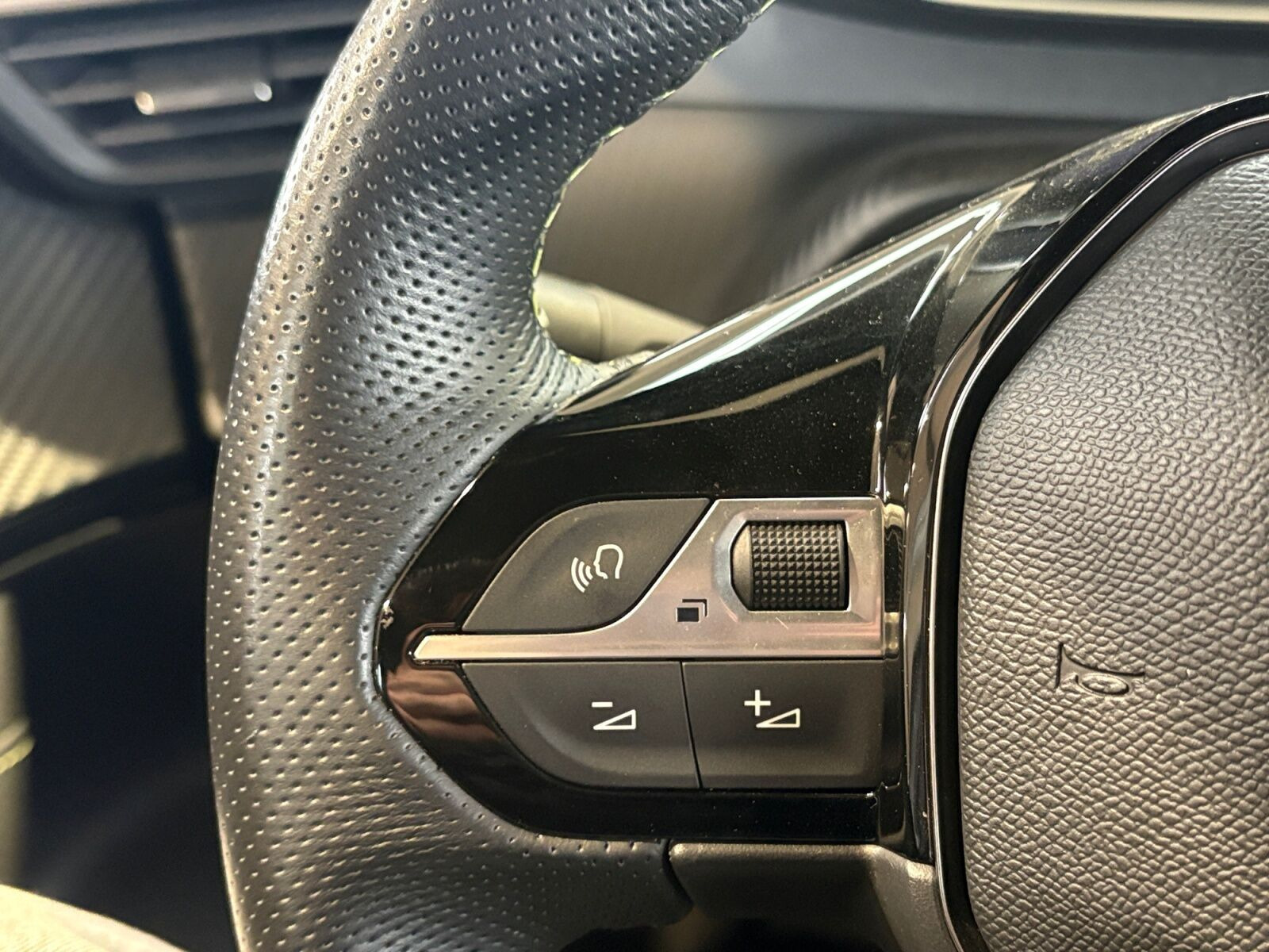 Hvid Peugeot e-2008 fra 2025