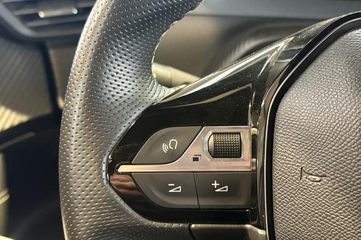 Hvid Peugeot e-2008 fra 2025