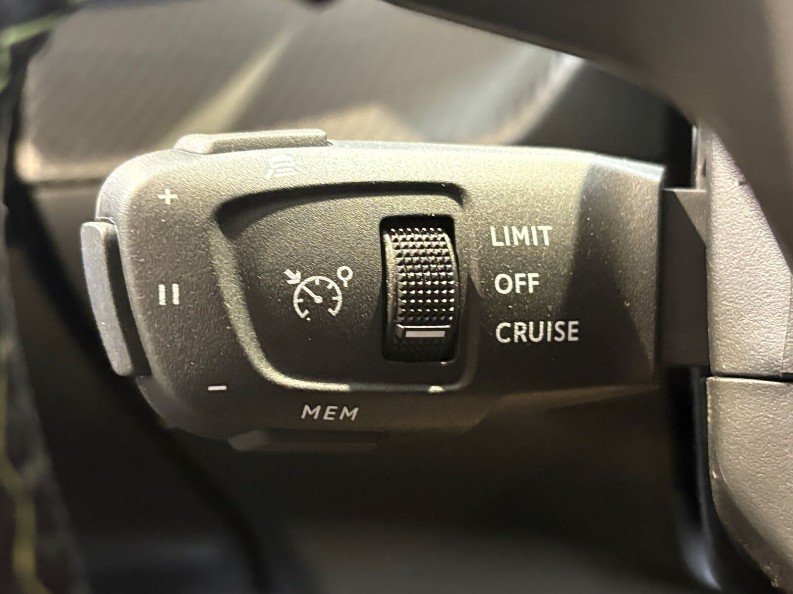 Hvid Peugeot e-2008 fra 2025