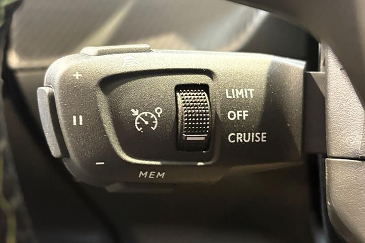 Hvid Peugeot e-2008 fra 2025