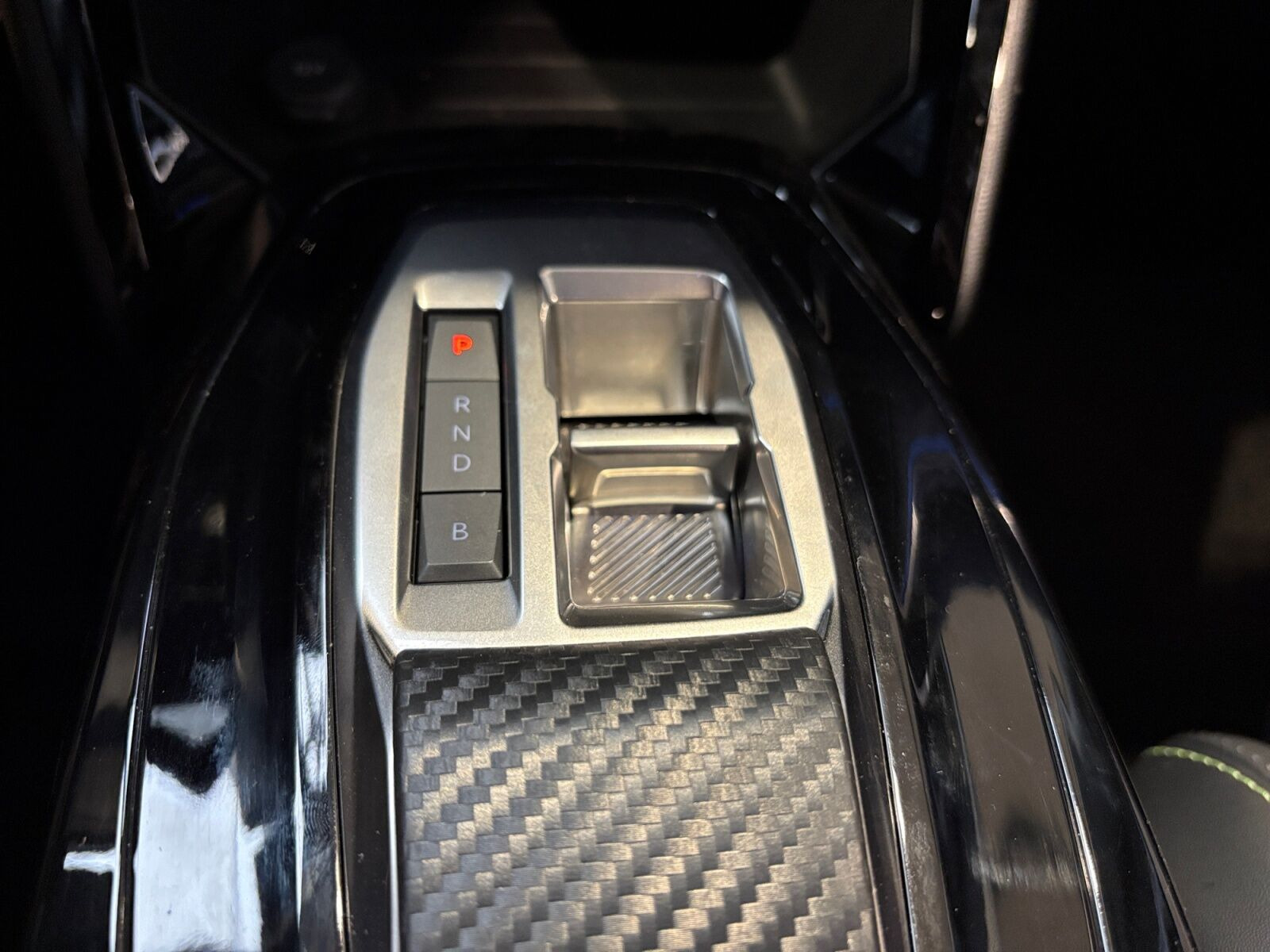 Hvid Peugeot e-2008 fra 2025