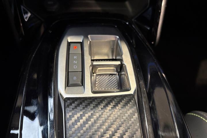 Hvid Peugeot e-2008 fra 2025
