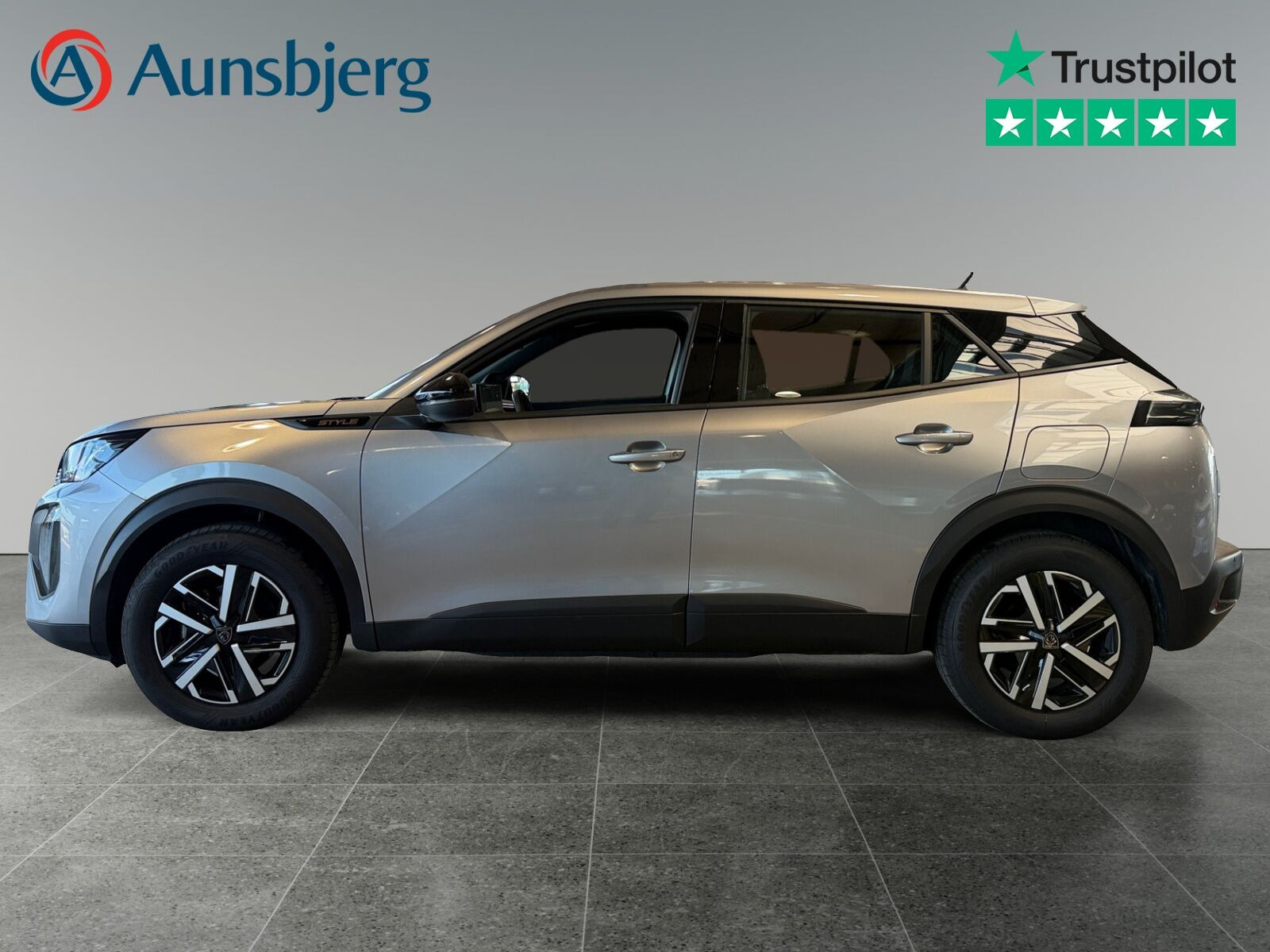 Grå Peugeot e-2008 fra 2025