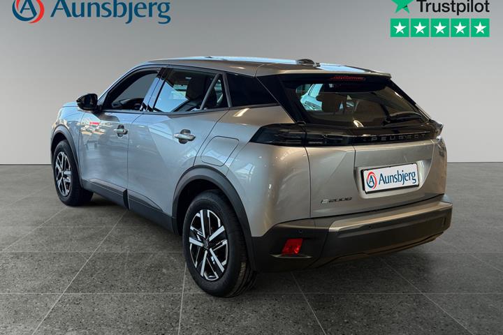 Grå Peugeot e-2008 fra 2025