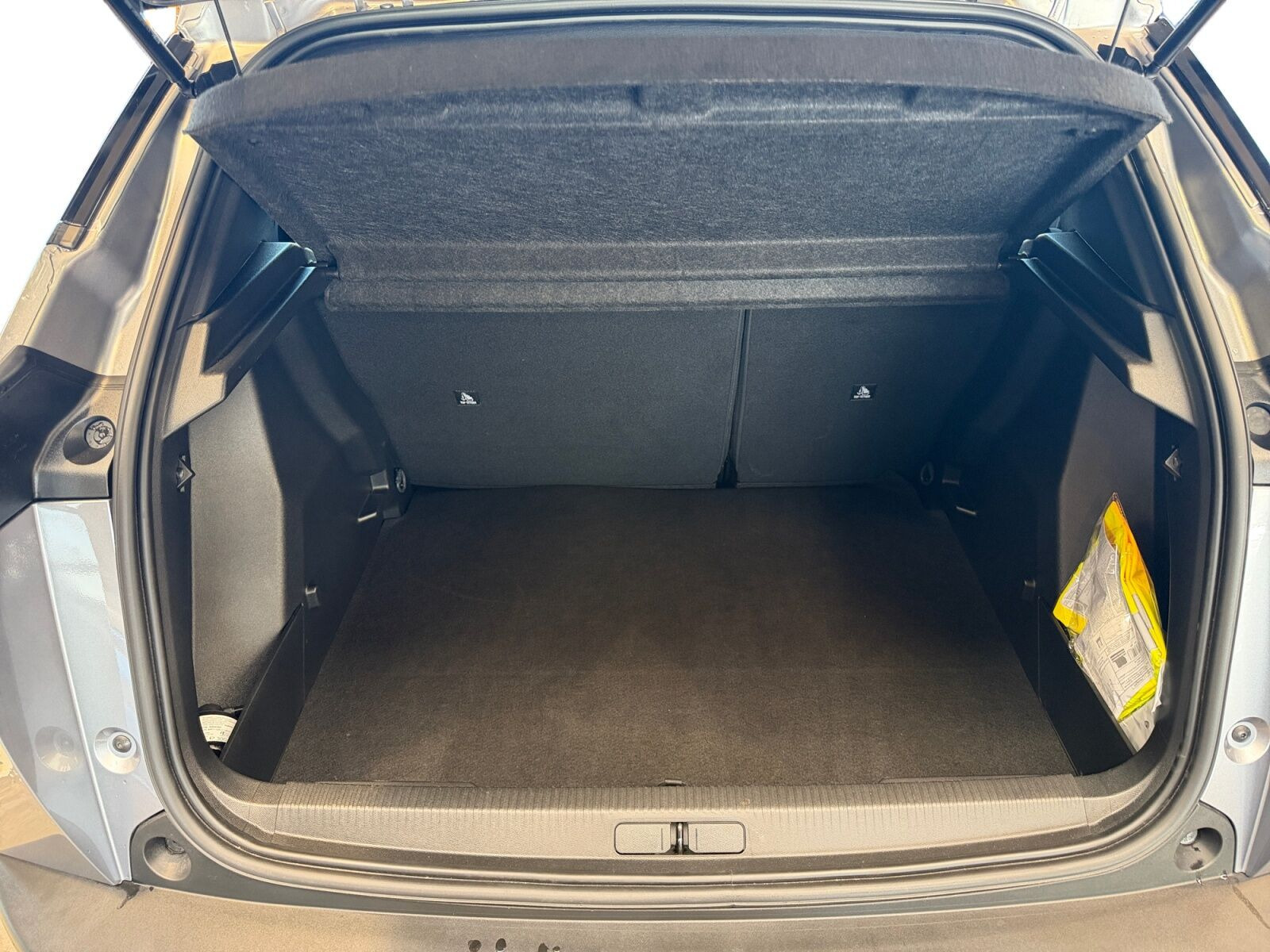Grå Peugeot e-2008 fra 2025
