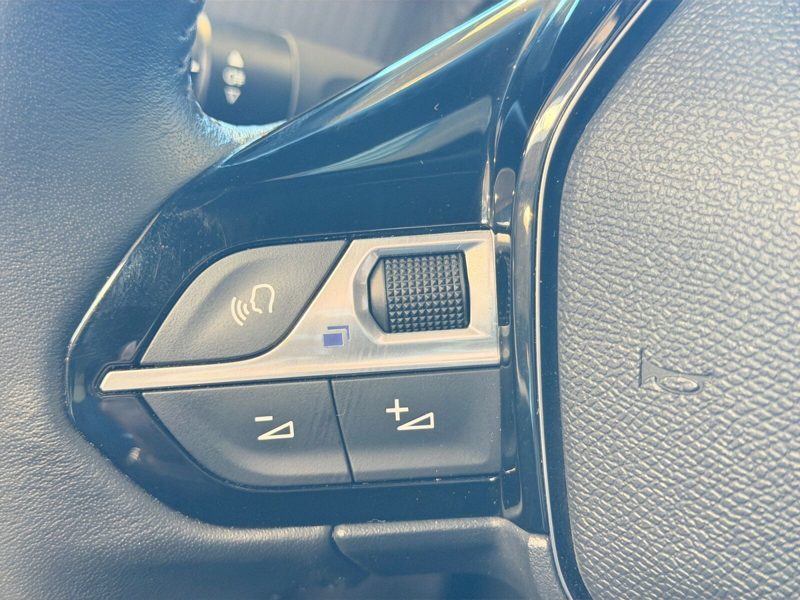 Grå Peugeot e-2008 fra 2025