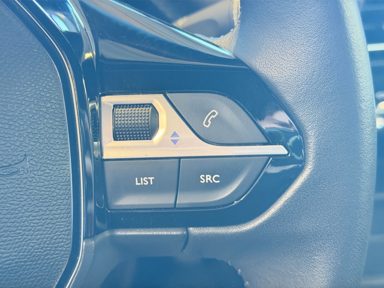 Grå Peugeot e-2008 fra 2025