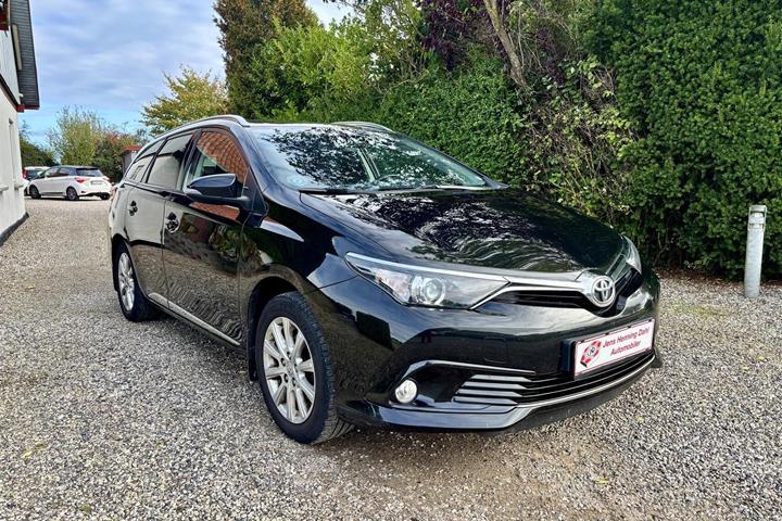 Sort Toyota Auris fra 2016 set udefra