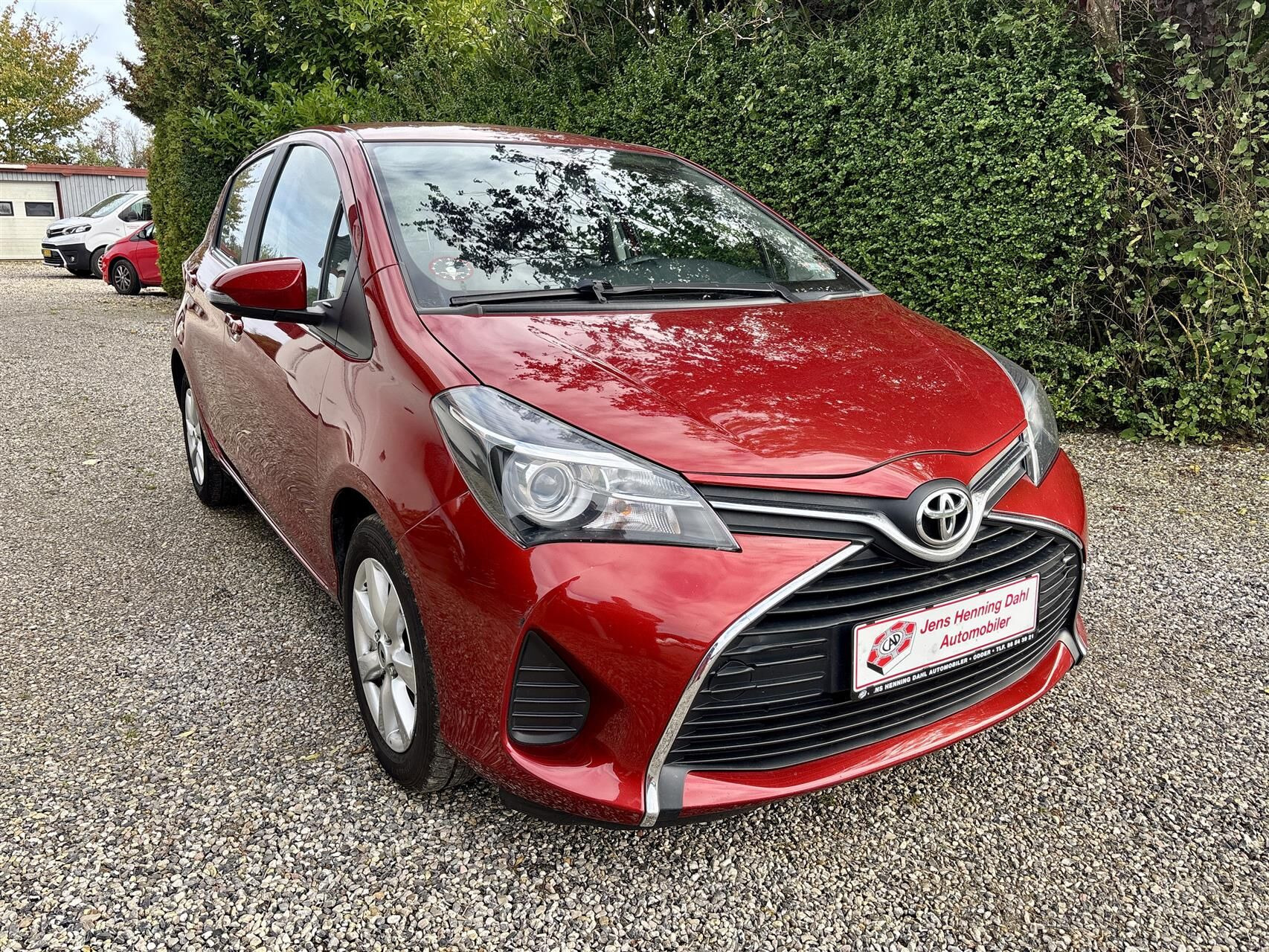 Rød Toyota Yaris fra 2014